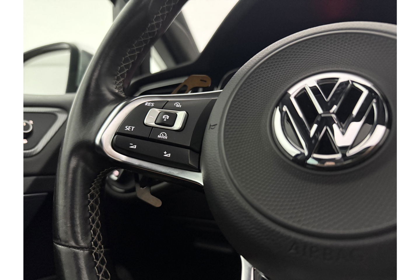 Volkswagen Golf 1.5 TSI 150PK R-line | APK tot 01-2027 | DSG Pano LED Camera Virtual Carplay Clima Cruise Trekhaak Navi PDC 17"LMV