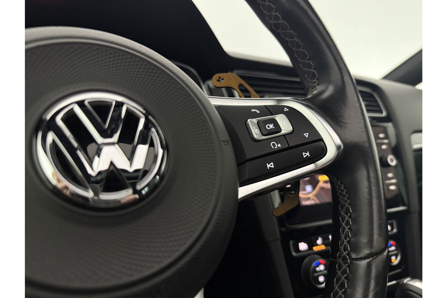 Volkswagen Golf 1.5 TSI 150PK R-line | APK tot 01-2027 | DSG Pano LED Camera Virtual Carplay Clima Cruise Trekhaak Navi PDC 17"LMV