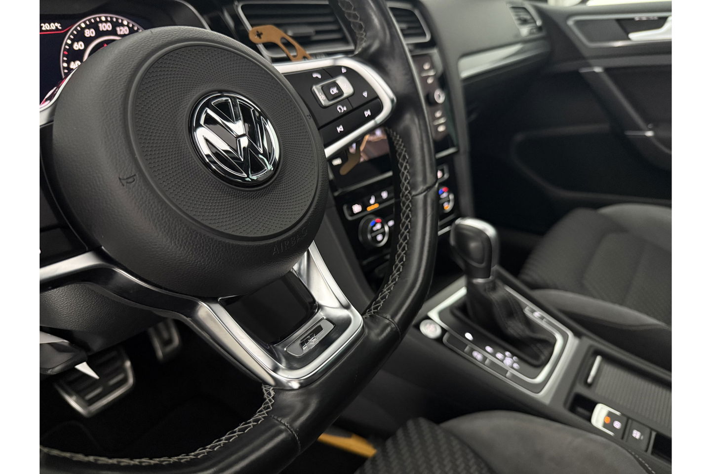 Volkswagen Golf 1.5 TSI 150PK R-line | APK tot 01-2027 | DSG Pano LED Camera Virtual Carplay Clima Cruise Trekhaak Navi PDC 17"LMV