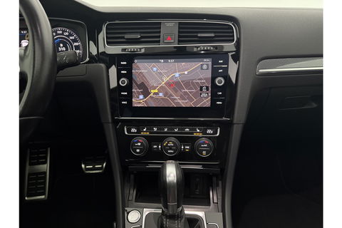 Volkswagen Golf 1.5 TSI 150PK R-line | APK tot 01-2027 | DSG Pano LED Camera Virtual Carplay Clima Cruise Trekhaak Navi PDC 17"LMV