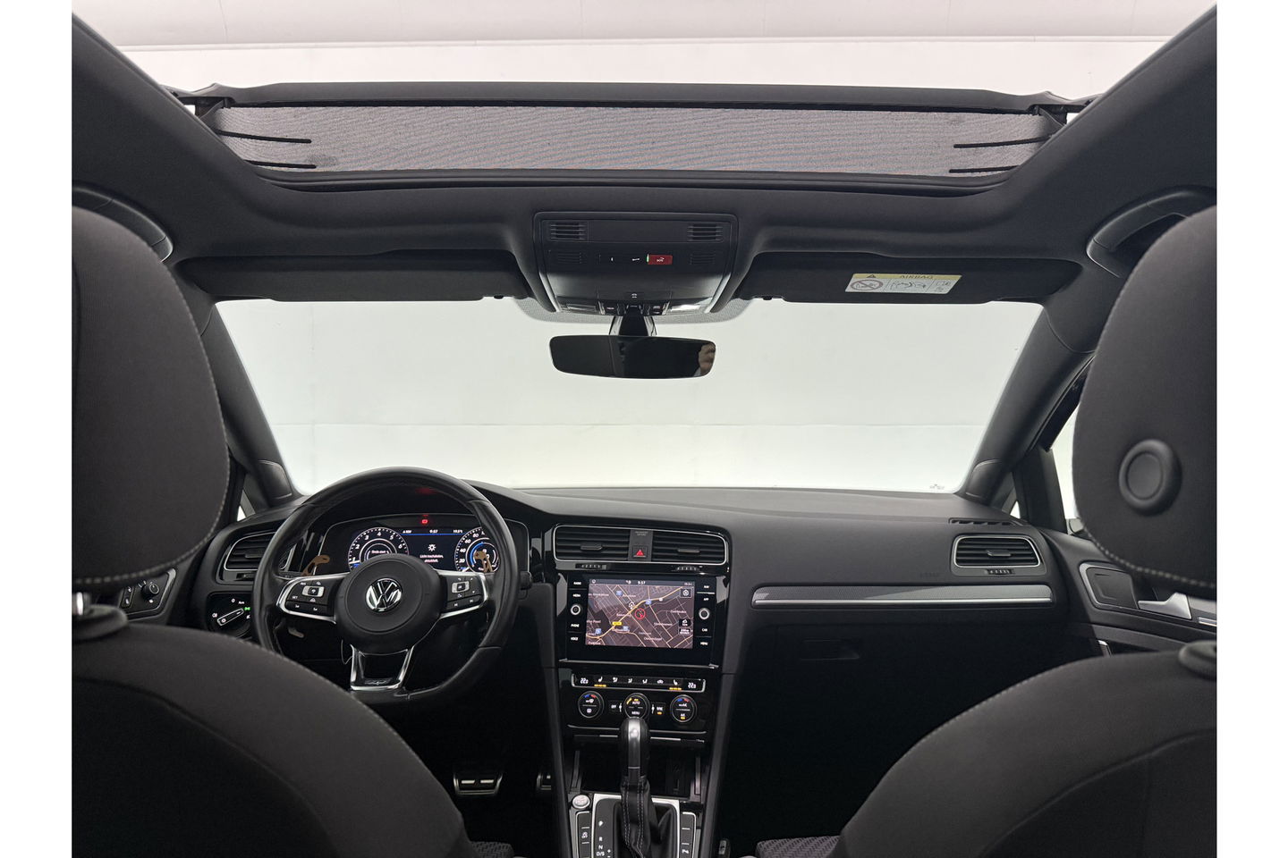 Volkswagen Golf 1.5 TSI 150PK R-line | APK tot 01-2027 | DSG Pano LED Camera Virtual Carplay Clima Cruise Trekhaak Navi PDC 17"LMV