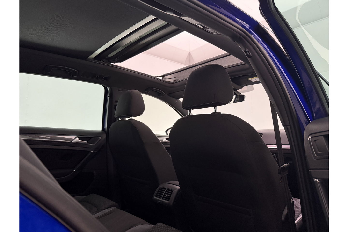 Volkswagen Golf 1.5 TSI 150PK R-line | APK tot 01-2027 | DSG Pano LED Camera Virtual Carplay Clima Cruise Trekhaak Navi PDC 17"LMV