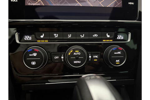 Volkswagen Golf 1.5 TSI 150PK R-line | APK tot 01-2027 | DSG Pano LED Camera Virtual Carplay Clima Cruise Trekhaak Navi PDC 17"LMV