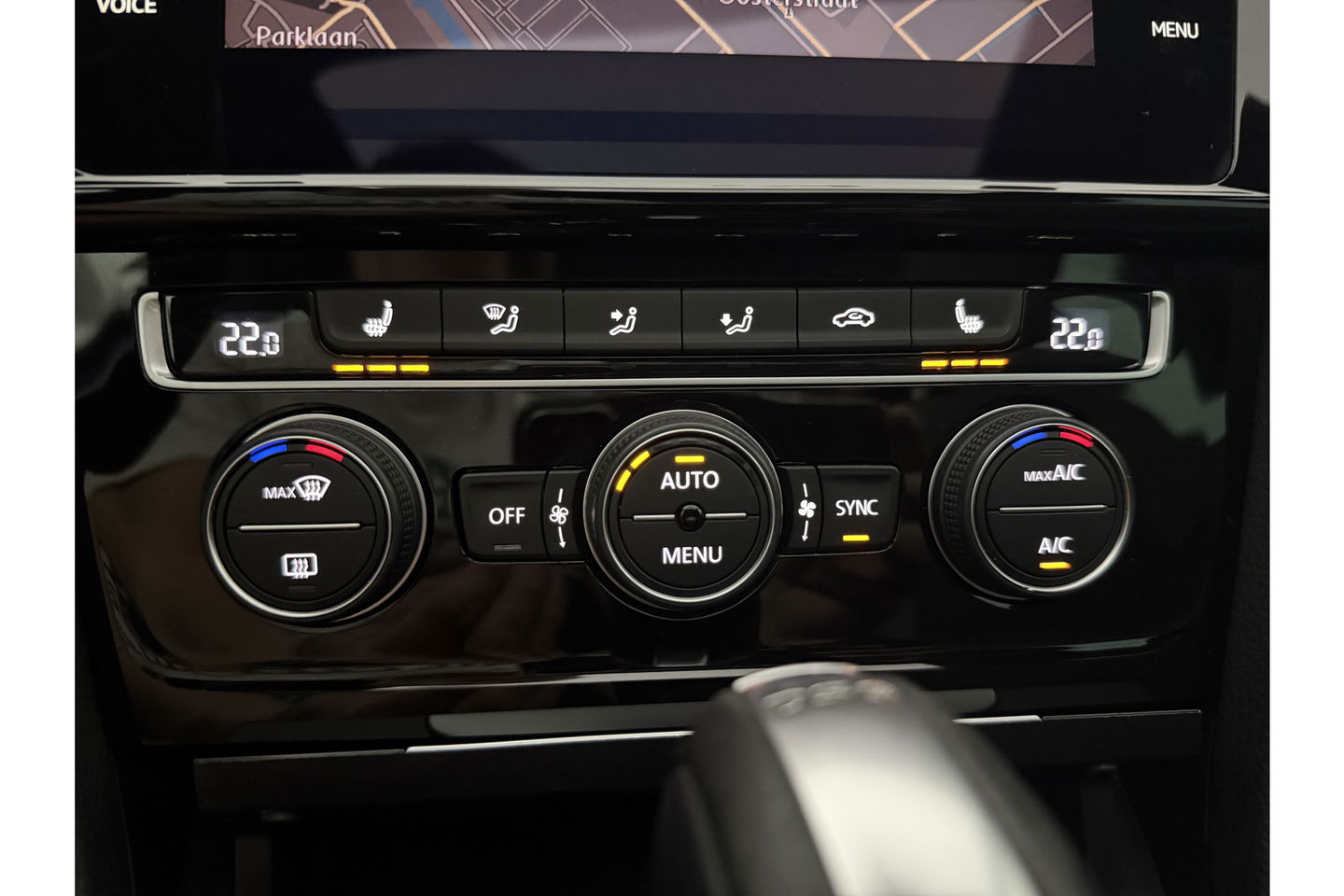 Volkswagen Golf 1.5 TSI 150PK R-line | APK tot 01-2027 | DSG Pano LED Camera Virtual Carplay Clima Cruise Trekhaak Navi PDC 17"LMV
