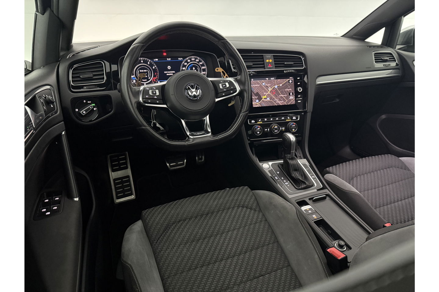 Volkswagen Golf 1.5 TSI 150PK R-line | APK tot 01-2027 | DSG Pano LED Camera Virtual Carplay Clima Cruise Trekhaak Navi PDC 17"LMV