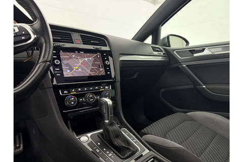 Volkswagen Golf 1.5 TSI 150PK R-line | APK tot 01-2027 | DSG Pano LED Camera Virtual Carplay Clima Cruise Trekhaak Navi PDC 17"LMV