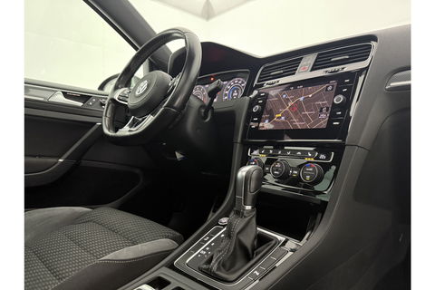 Volkswagen Golf 1.5 TSI 150PK R-line | APK tot 01-2027 | DSG Pano LED Camera Virtual Carplay Clima Cruise Trekhaak Navi PDC 17"LMV