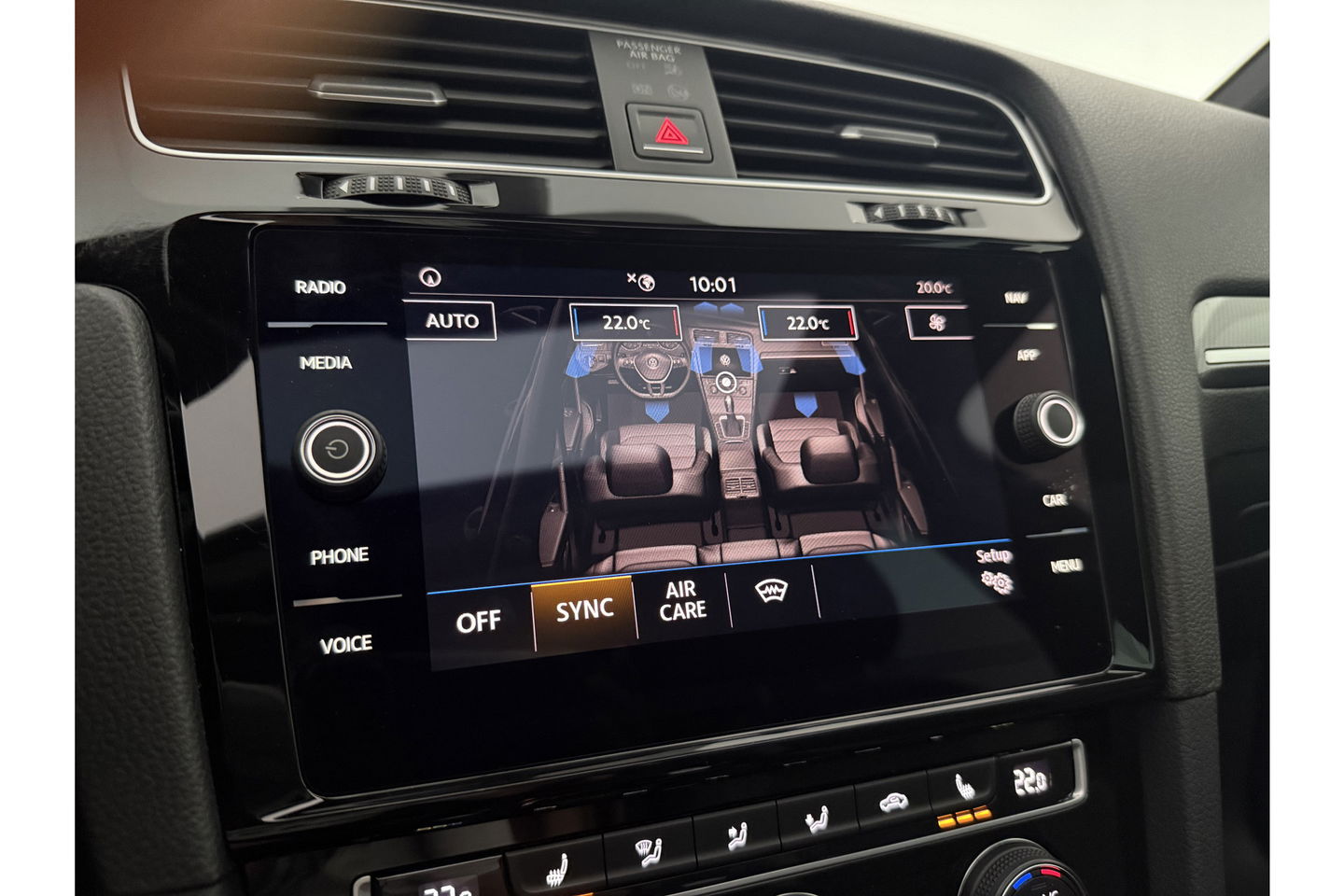 Volkswagen Golf 1.5 TSI 150PK R-line | APK tot 01-2027 | DSG Pano LED Camera Virtual Carplay Clima Cruise Trekhaak Navi PDC 17"LMV
