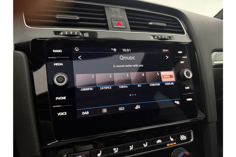 Volkswagen Golf 1.5 TSI 150PK R-line | APK tot 01-2027 | DSG Pano LED Camera Virtual Carplay Clima Cruise Trekhaak Navi PDC 17"LMV
