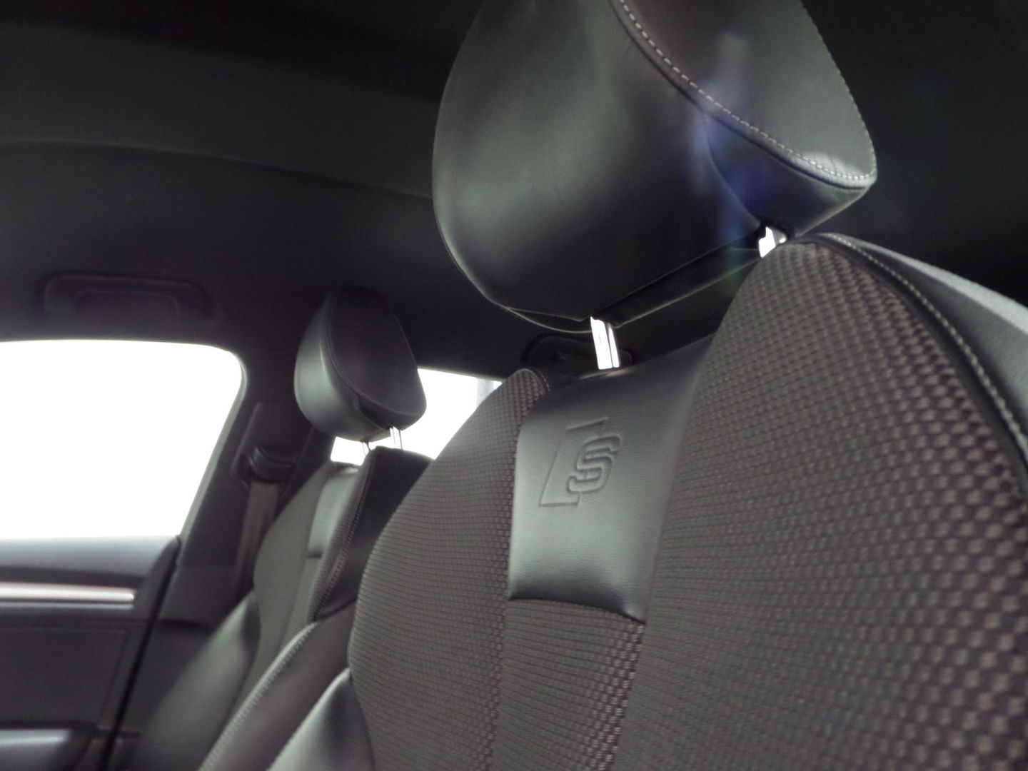 Audi A3 Sportback 30 TFSI Advance Sport "Origineel NL!" 2X S-Line Virtual Full-LED Stoelverwarming, van 2e eigenaar in nieuwstaat!