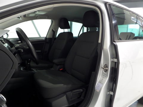 Volkswagen Golf 1.2 TSI Highline Stoelverwarming Navigatie Bluetooth Cruise-control Parkeersensoren