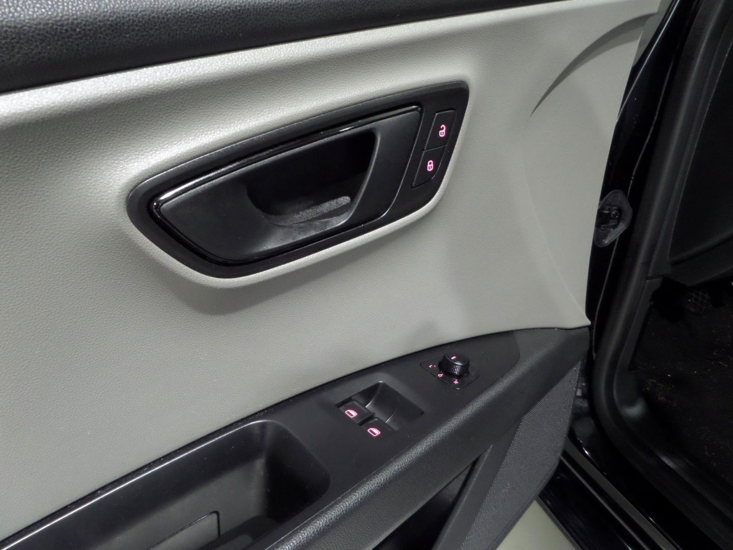 SEAT Leon SC 1.2 TSI Bluetooth 18"Velgen Climatronic Nieuwe-APK, van 3e eigenaar in ZEER nette staat !