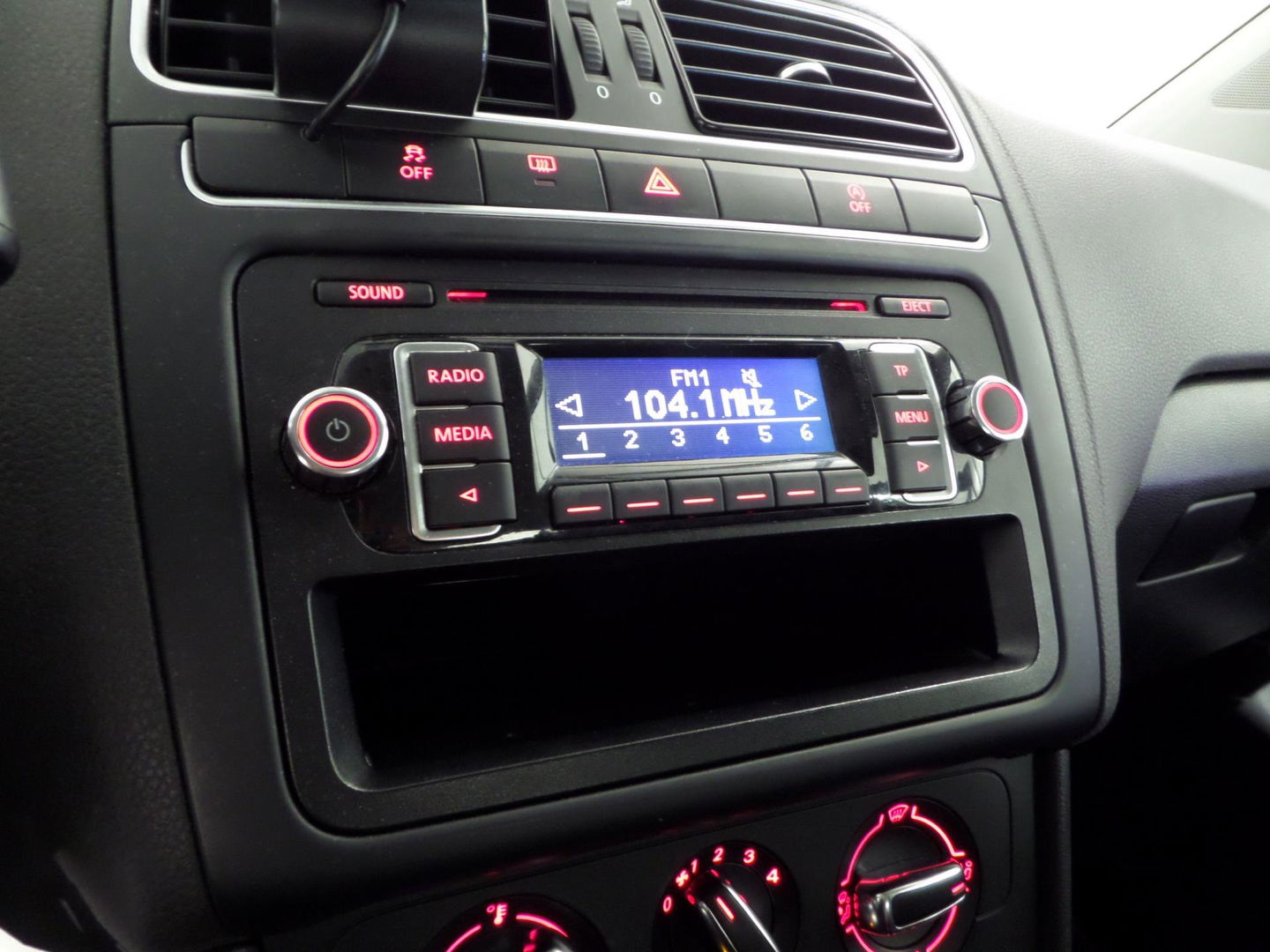 Volkswagen Polo 1.2 TSI BlueMotion Edition "Origineel NL!" Bluetooth 17"Velgen Airco, van 3e eigenaar in zeer nette staat !