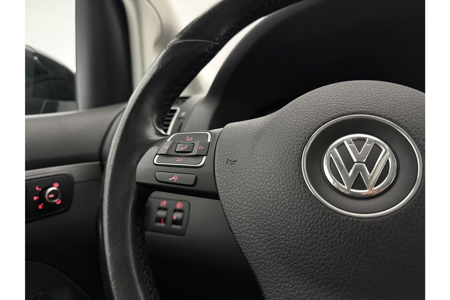 Volkswagen Touran 1.2 TSI | 7 Persoons | Clima Cruisecontrol 17"LMV Parkeersensoren