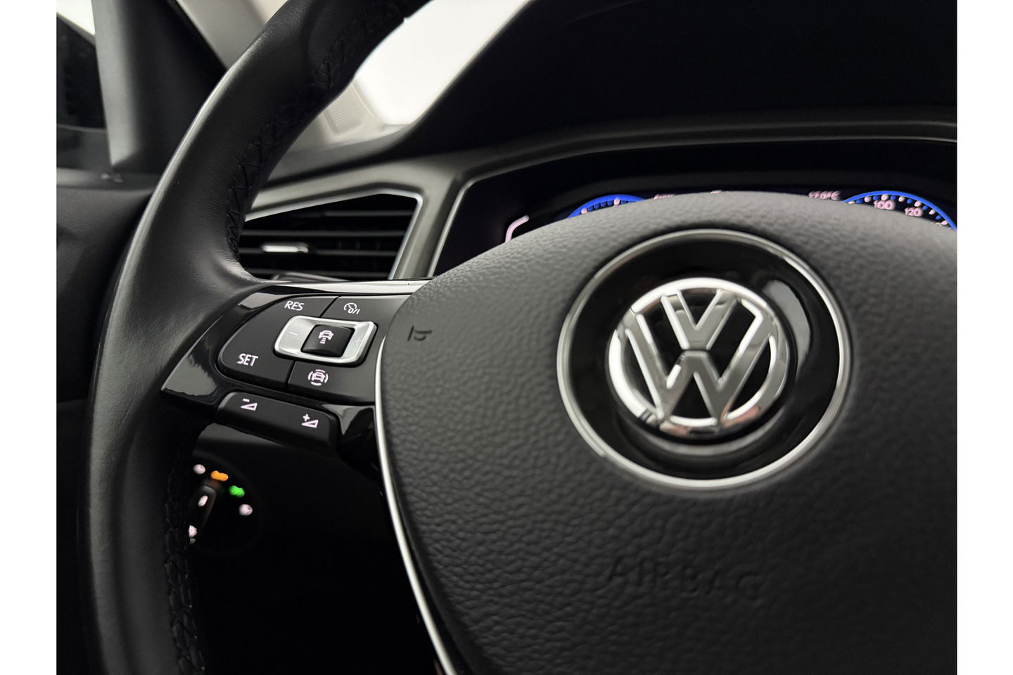 Volkswagen T-Roc 1.0 TSI Style Business LED Carplay Clima ACC Virtual Parelmoer 17"LMV Navigatie Parkeersensoren