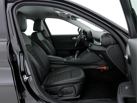 Alfa Romeo Giulia 2.0T Super Black-Line 200 Pk Aut. *NAVI-FULLMAP | 1/2-LEATHER | DAB | ECC | PDC | CRUISE | COMFORT-SEATS | BREMSA-BRAKES | 17"ALU*.