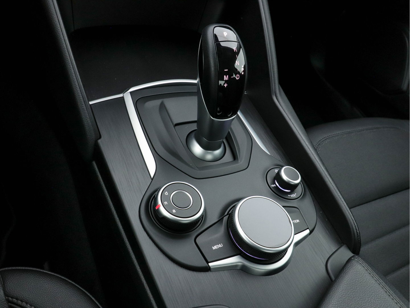 Alfa Romeo Giulia 2.0T Super Black-Line 200 Pk Aut. *NAVI-FULLMAP | 1/2-LEATHER | DAB | ECC | PDC | CRUISE | COMFORT-SEATS | BREMSA-BRAKES | 17"ALU*.