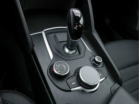 Alfa Romeo Giulia 2.0T Super Black-Line 200 Pk Aut. *NAVI-FULLMAP | 1/2-LEATHER | DAB | ECC | PDC | CRUISE | COMFORT-SEATS | BREMSA-BRAKES | 17"ALU*.
