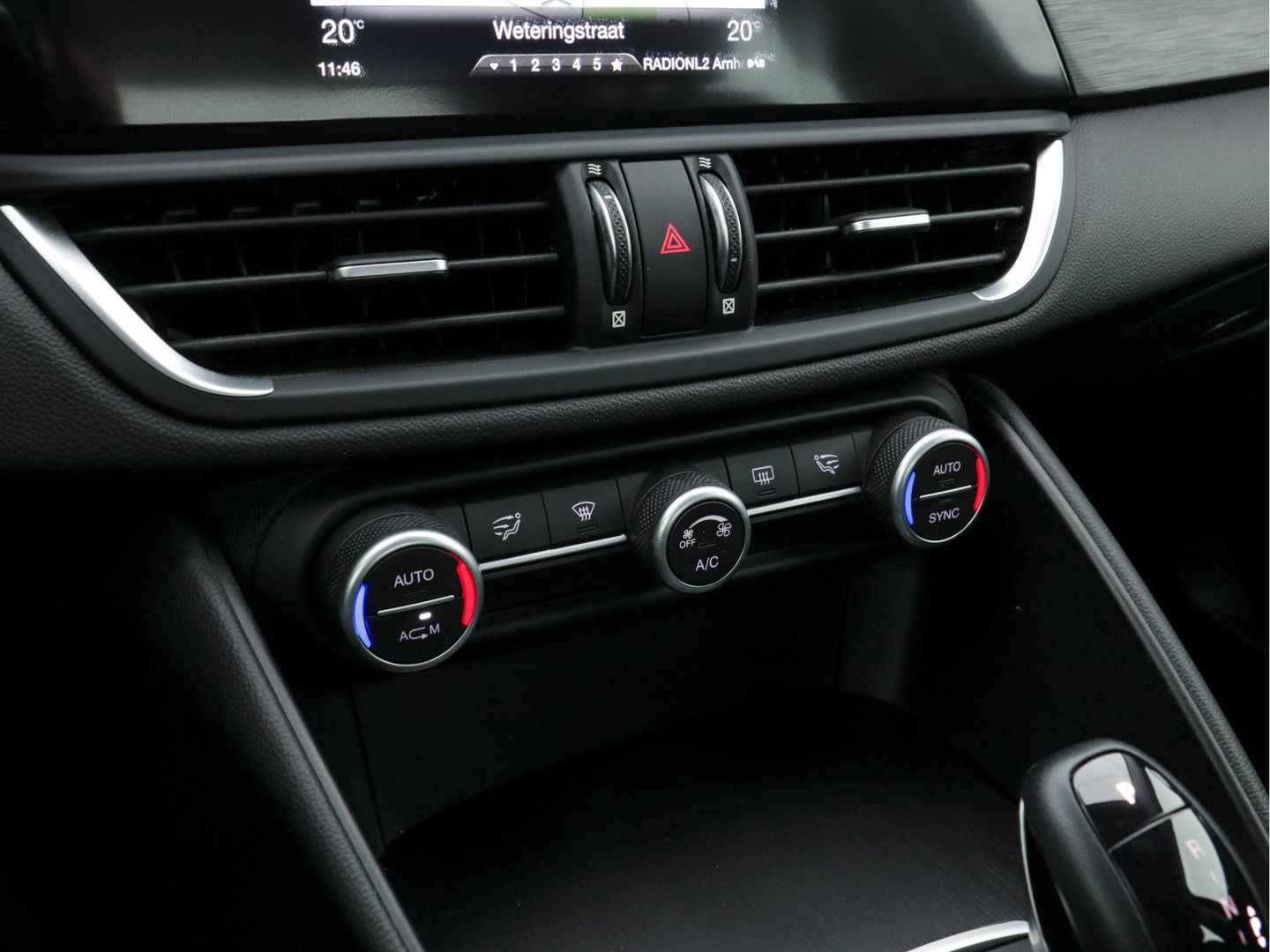 Alfa Romeo Giulia 2.0T Super Black-Line 200 Pk Aut. *NAVI-FULLMAP | 1/2-LEATHER | DAB | ECC | PDC | CRUISE | COMFORT-SEATS | BREMSA-BRAKES | 17"ALU*.