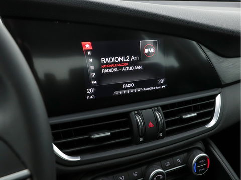 Alfa Romeo Giulia 2.0T Super Black-Line 200 Pk Aut. *NAVI-FULLMAP | 1/2-LEATHER | DAB | ECC | PDC | CRUISE | COMFORT-SEATS | BREMSA-BRAKES | 17"ALU*.