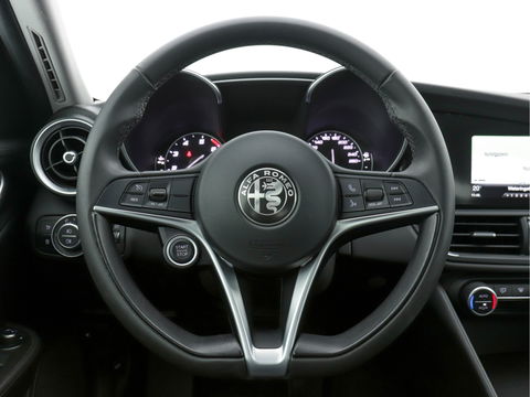 Alfa Romeo Giulia 2.0T Super Black-Line 200 Pk Aut. *NAVI-FULLMAP | 1/2-LEATHER | DAB | ECC | PDC | CRUISE | COMFORT-SEATS | BREMSA-BRAKES | 17"ALU*.