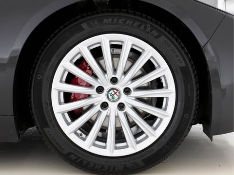 Alfa Romeo Giulia 2.0T Super Black-Line 200 Pk Aut. *NAVI-FULLMAP | 1/2-LEATHER | DAB | ECC | PDC | CRUISE | COMFORT-SEATS | BREMSA-BRAKES | 17"ALU*.