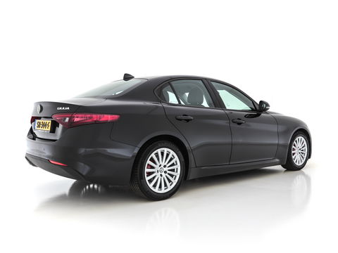 Alfa Romeo Giulia 2.0T Super Black-Line 200 Pk Aut. *NAVI-FULLMAP | 1/2-LEATHER | DAB | ECC | PDC | CRUISE | COMFORT-SEATS | BREMSA-BRAKES | 17"ALU*.