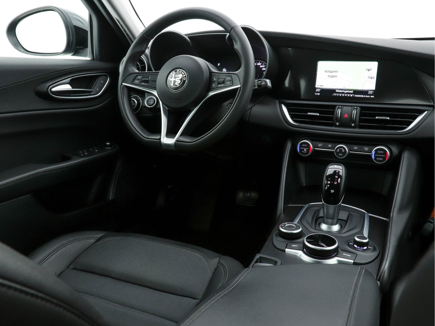 Alfa Romeo Giulia 2.0T Super Black-Line 200 Pk Aut. *NAVI-FULLMAP | 1/2-LEATHER | DAB | ECC | PDC | CRUISE | COMFORT-SEATS | BREMSA-BRAKES | 17"ALU*.