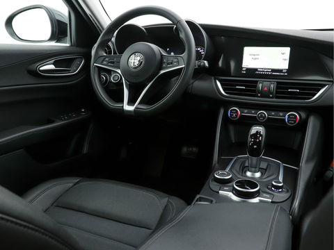 Alfa Romeo Giulia 2.0T Super Black-Line 200 Pk Aut. *NAVI-FULLMAP | 1/2-LEATHER | DAB | ECC | PDC | CRUISE | COMFORT-SEATS | BREMSA-BRAKES | 17"ALU*.