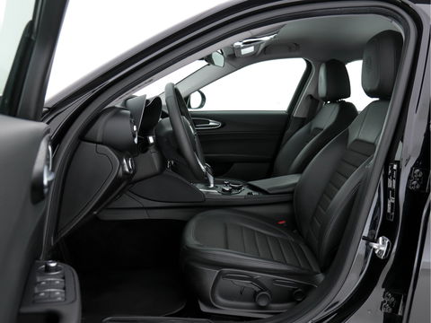 Alfa Romeo Giulia 2.0T Super Black-Line 200 Pk Aut. *NAVI-FULLMAP | 1/2-LEATHER | DAB | ECC | PDC | CRUISE | COMFORT-SEATS | BREMSA-BRAKES | 17"ALU*.