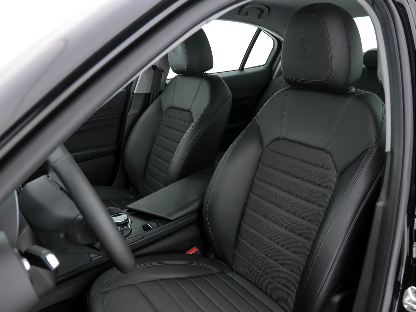 Alfa Romeo Giulia 2.0T Super Black-Line 200 Pk Aut. *NAVI-FULLMAP | 1/2-LEATHER | DAB | ECC | PDC | CRUISE | COMFORT-SEATS | BREMSA-BRAKES | 17"ALU*.