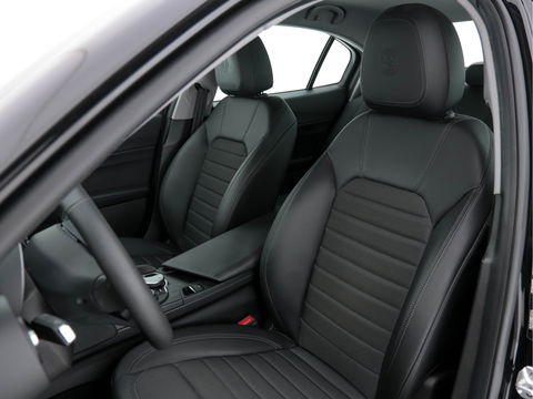 Alfa Romeo Giulia 2.0T Super Black-Line 200 Pk Aut. *NAVI-FULLMAP | 1/2-LEATHER | DAB | ECC | PDC | CRUISE | COMFORT-SEATS | BREMSA-BRAKES | 17"ALU*.