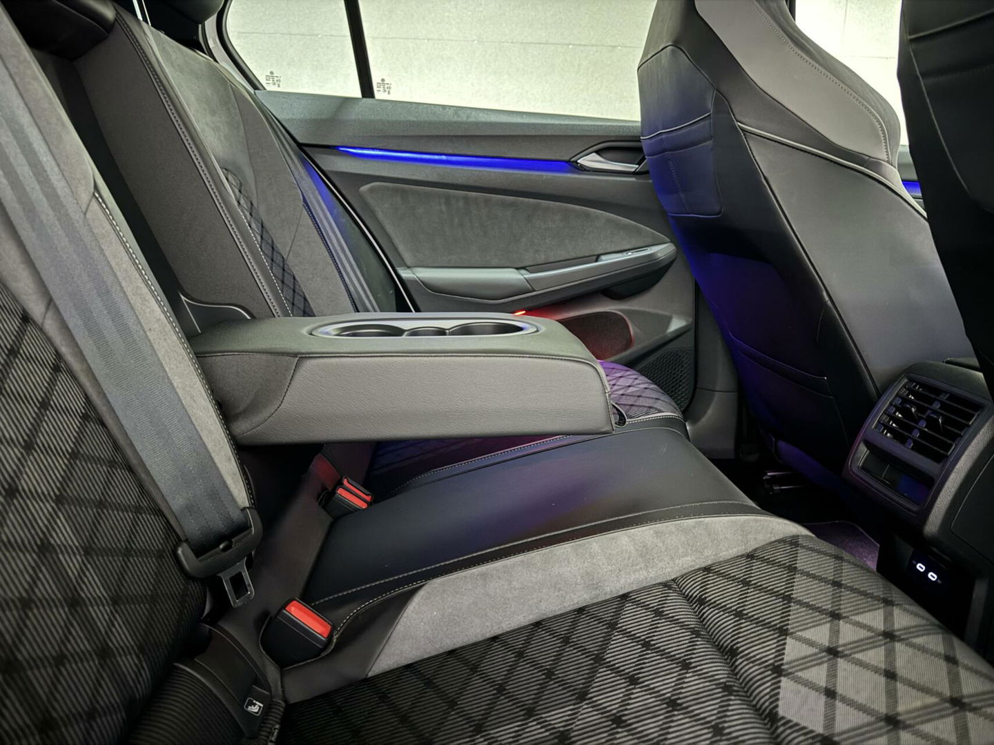 Volkswagen Golf 1.5 eTSI 3x R-Line Pano Carplay Sfeer ACC NAP