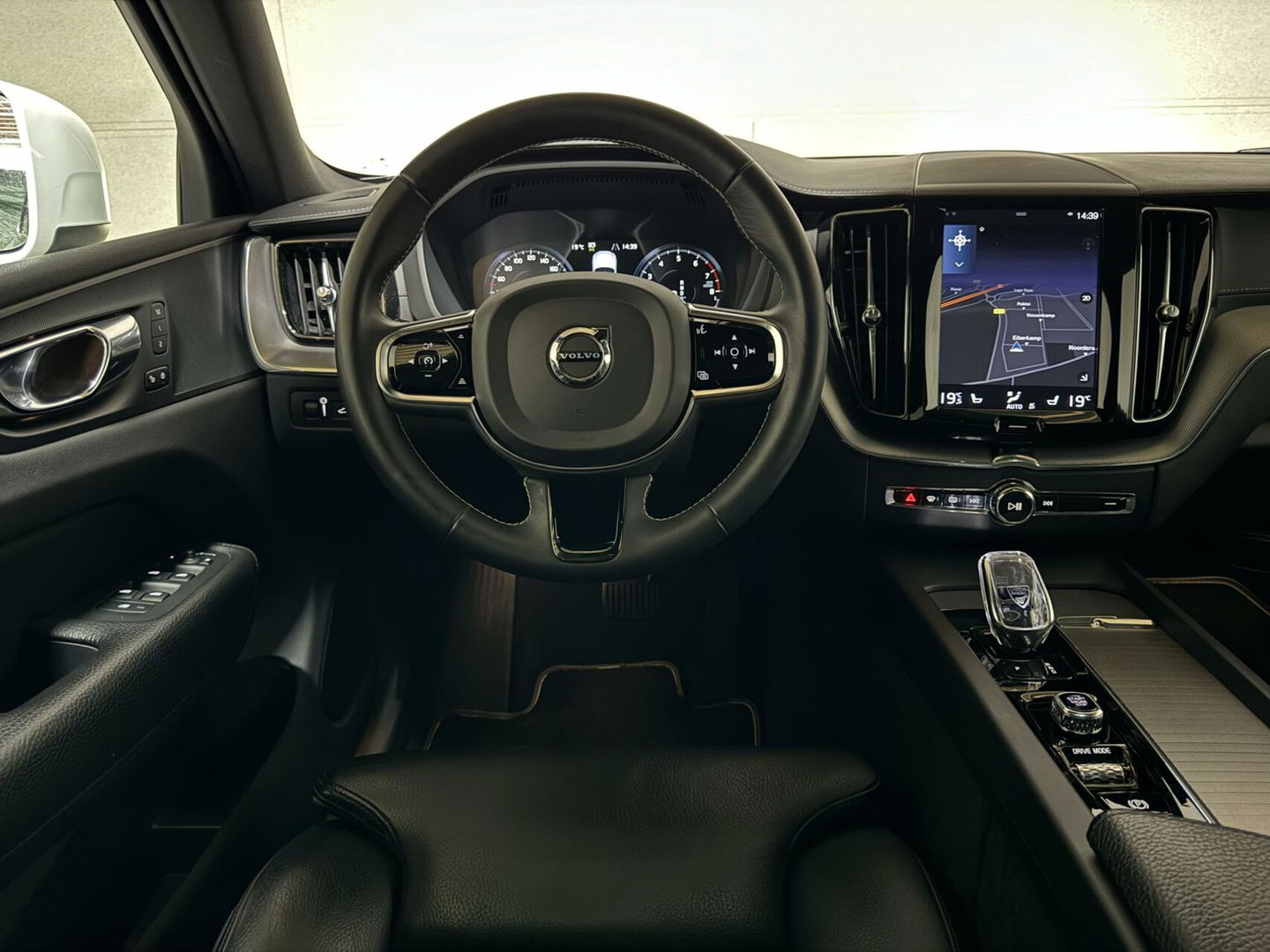 Volvo XC60 2.0 T8 Twin Engine AWD Inscription Pano Leer Trek