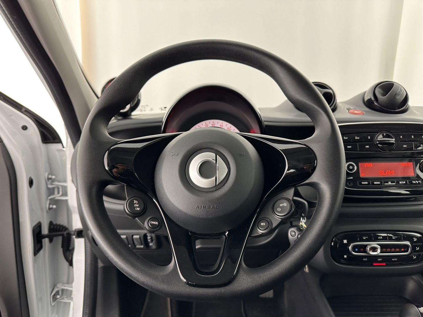 Smart Forfour EQ Essential 18 kWh [ 3-Fase ] (INCL-BTW) Aut. *FULL-LEATHER | AIRCO | CRUISE | DAB+ | COMFORT-SEATS | 15''ALU*