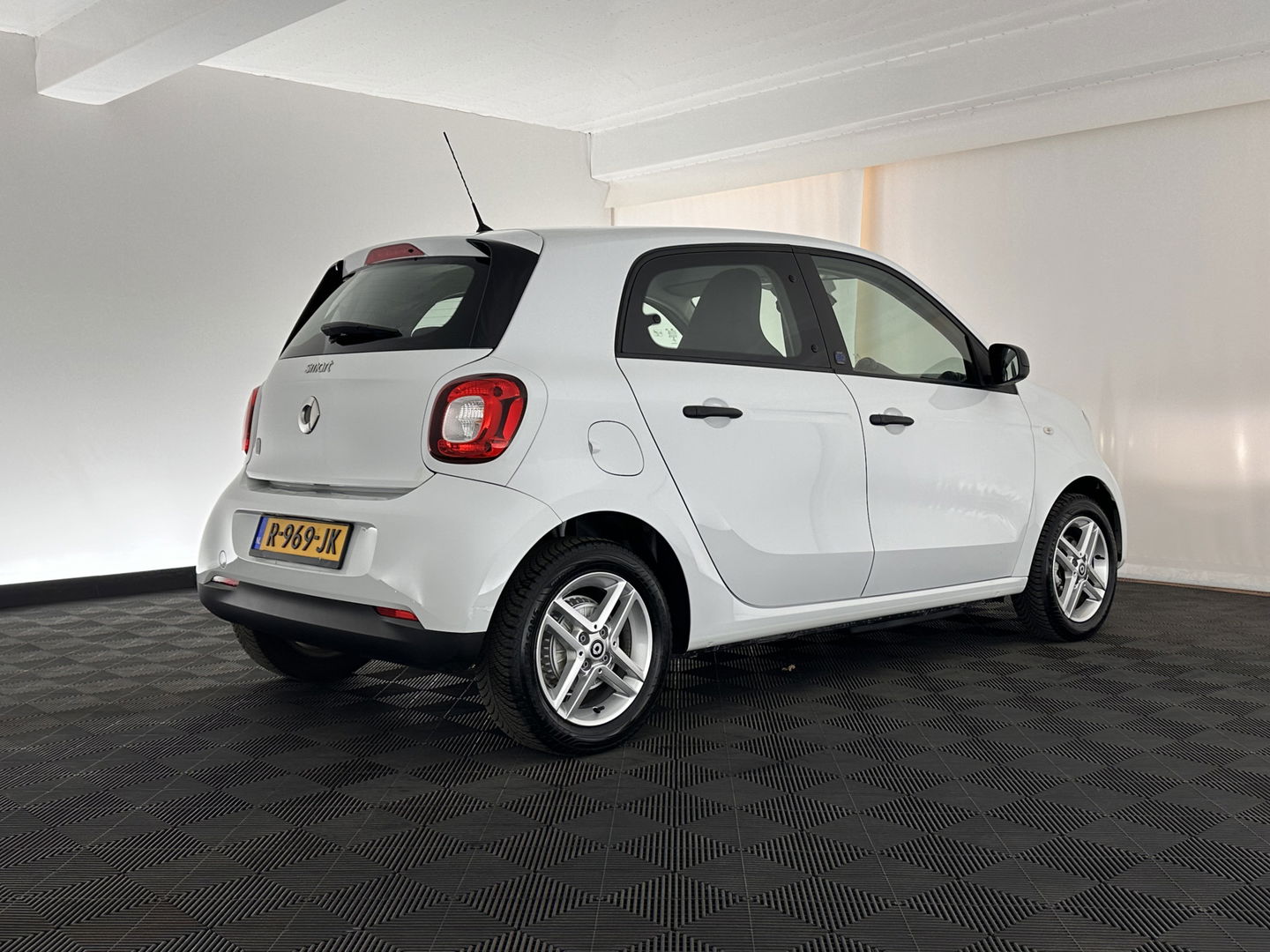 Smart Forfour EQ Essential 18 kWh [ 3-Fase ] (INCL-BTW) Aut. *FULL-LEATHER | AIRCO | CRUISE | DAB+ | COMFORT-SEATS | 15''ALU*