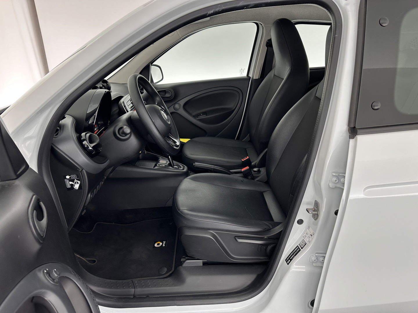 Smart Forfour EQ Essential 18 kWh [ 3-Fase ] (INCL-BTW) Aut. *FULL-LEATHER | AIRCO | CRUISE | DAB+ | COMFORT-SEATS | 15''ALU*