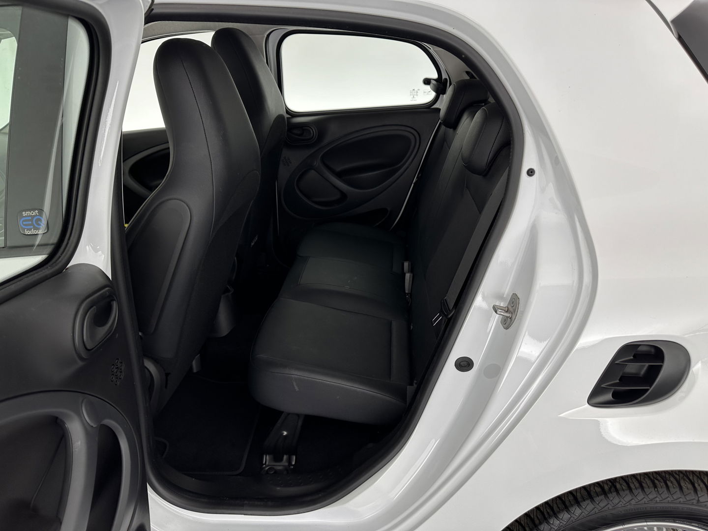 Smart Forfour EQ Essential 18 kWh [ 3-Fase ] (INCL-BTW) Aut. *FULL-LEATHER | AIRCO | CRUISE | DAB+ | COMFORT-SEATS | 15''ALU*