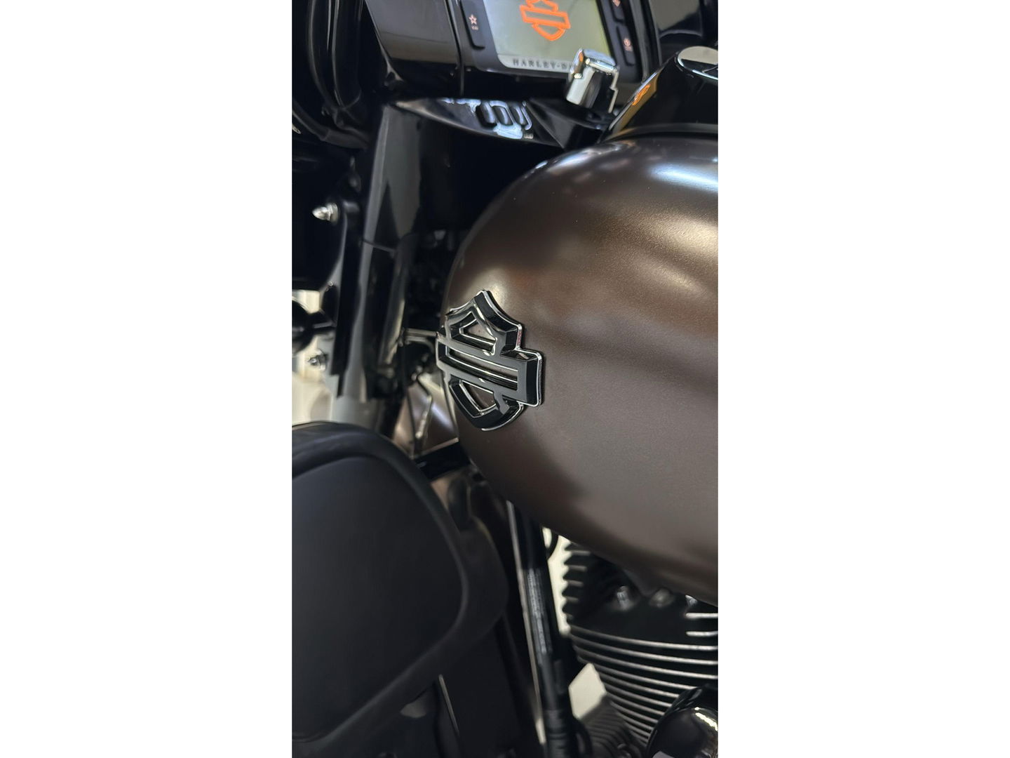 Harley Davidson 103 FLHX Streetglide Street Glide CVO mat bruin blackout