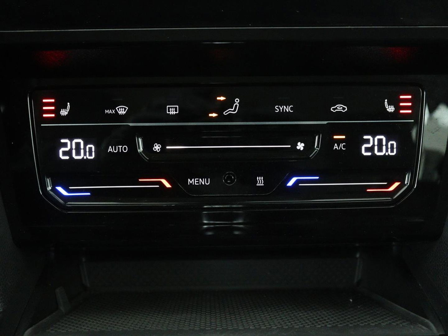 Volkswagen Passat 1.4 TSI GTE | Stoel & stuurverwarming | Camera | Carplay | Trekhaak | Adaptive cruise | Standkachel | Navigatie | Full LED