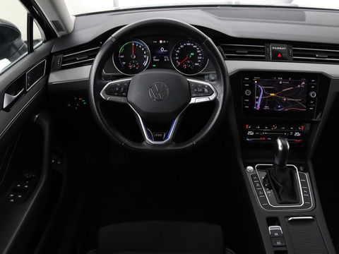 Volkswagen Passat 1.4 TSI GTE | Stoel & stuurverwarming | Camera | Carplay | Trekhaak | Adaptive cruise | Standkachel | Navigatie | Full LED