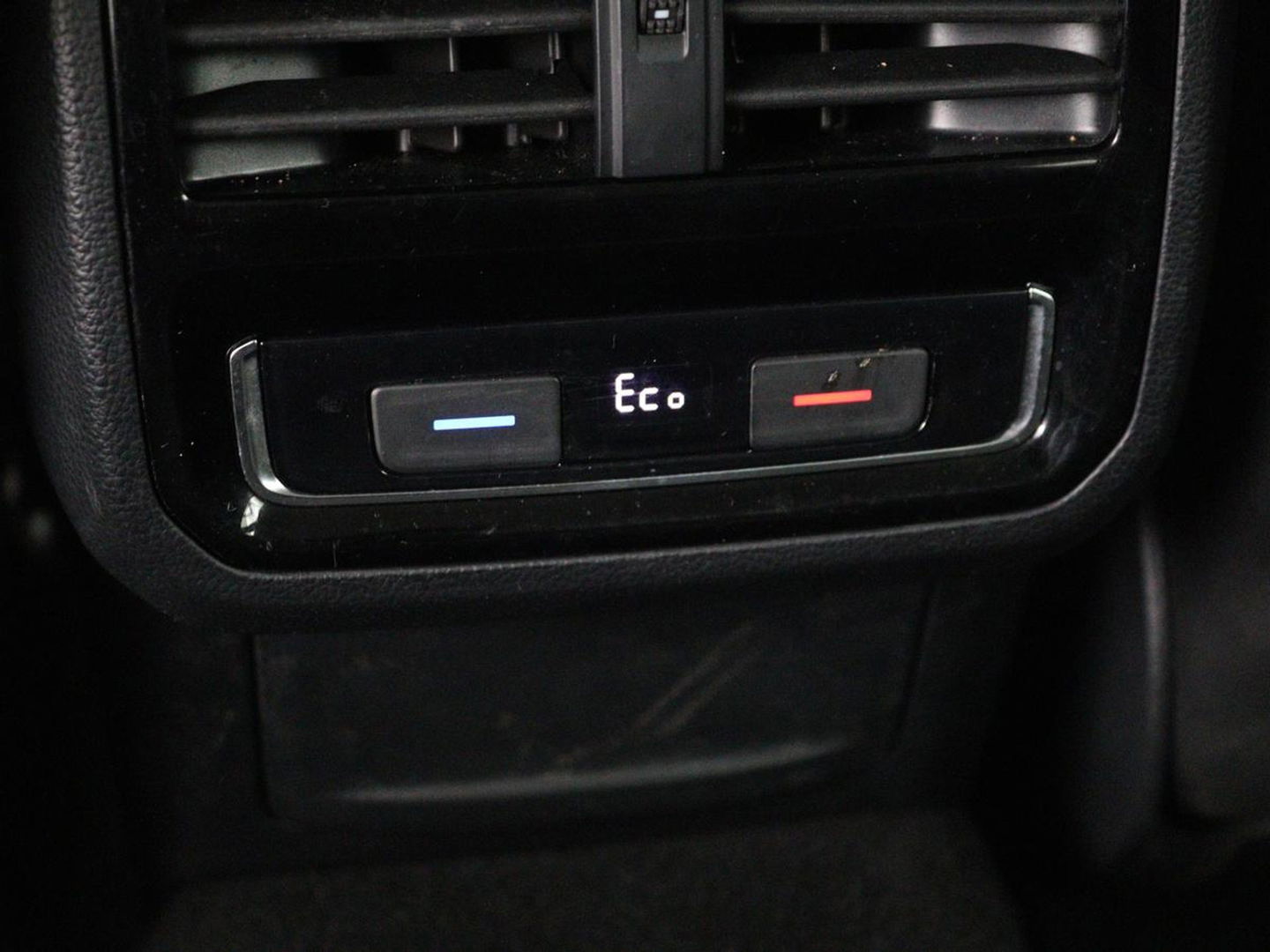 Volkswagen Passat 1.4 TSI GTE | Stoel & stuurverwarming | Camera | Carplay | Trekhaak | Adaptive cruise | Standkachel | Navigatie | Full LED