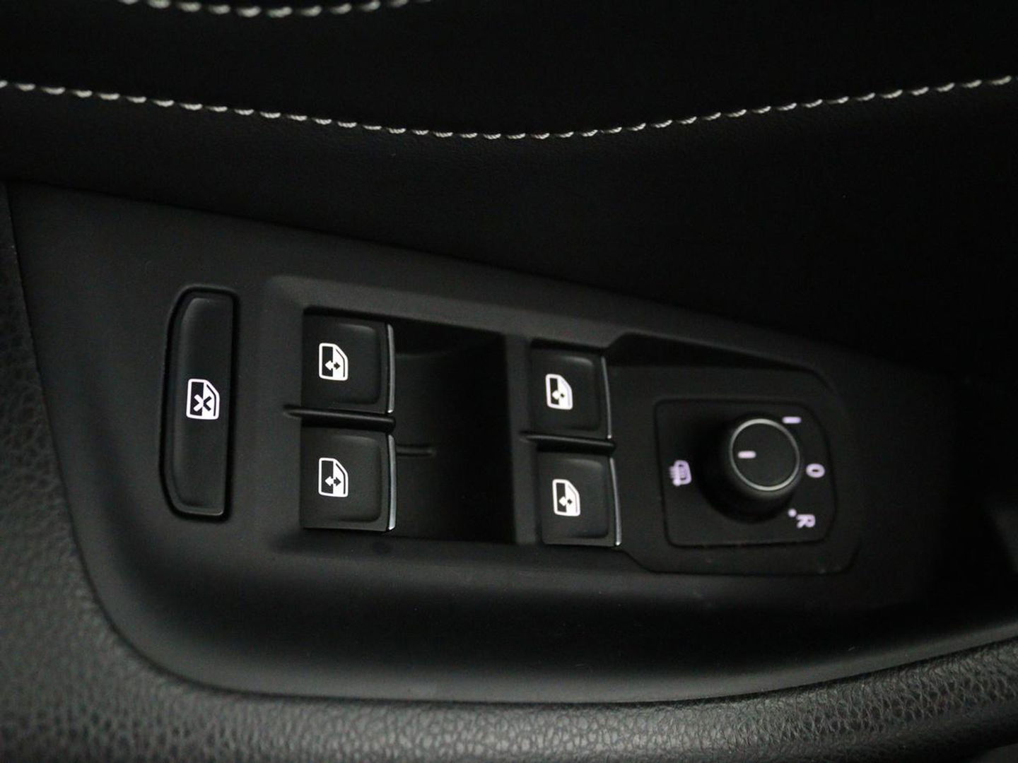 Volkswagen Passat 1.4 TSI GTE | Stoel & stuurverwarming | Camera | Carplay | Trekhaak | Adaptive cruise | Standkachel | Navigatie | Full LED