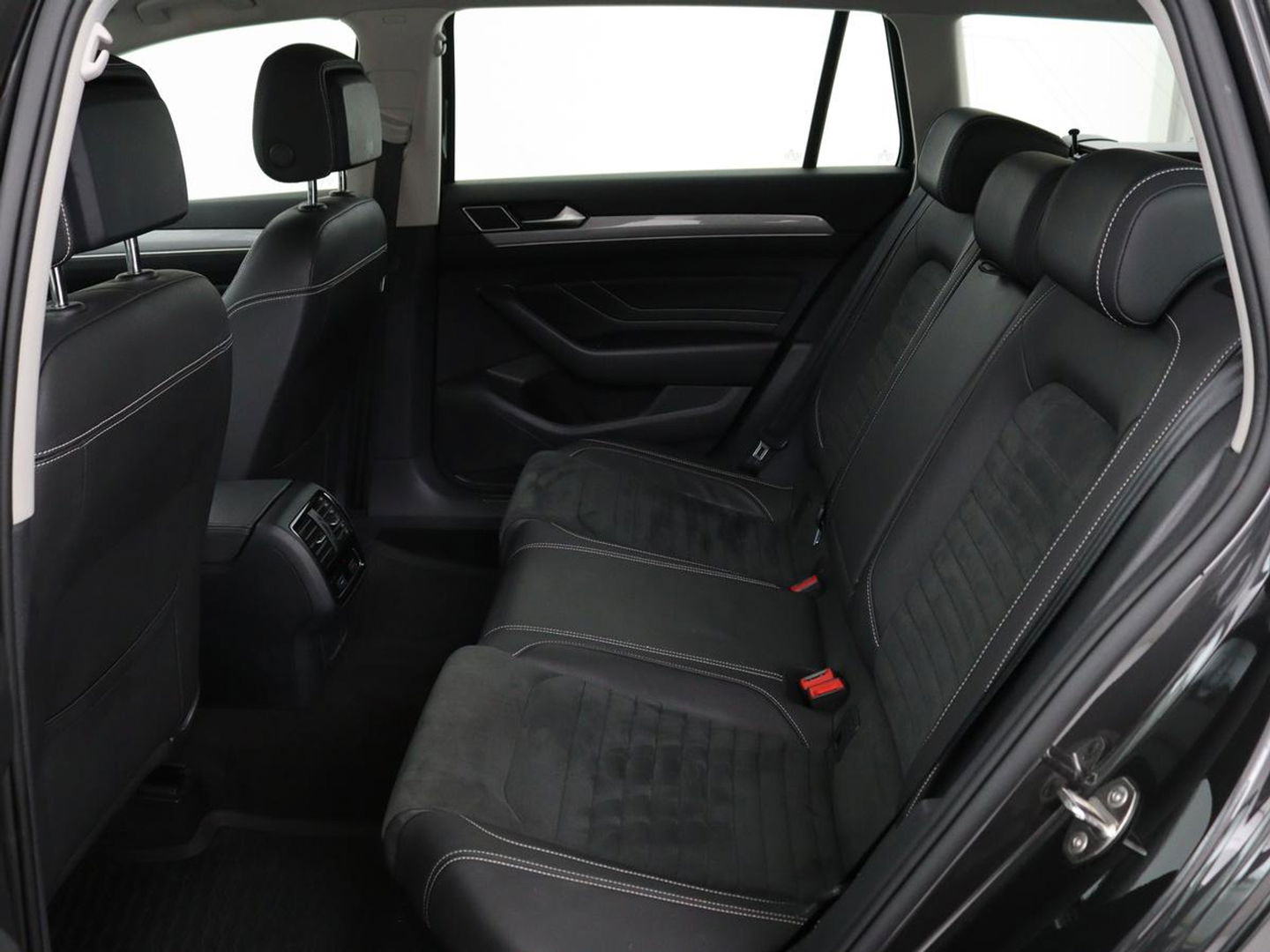 Volkswagen Passat 1.4 TSI GTE | Stoel & stuurverwarming | Camera | Carplay | Trekhaak | Adaptive cruise | Standkachel | Navigatie | Full LED