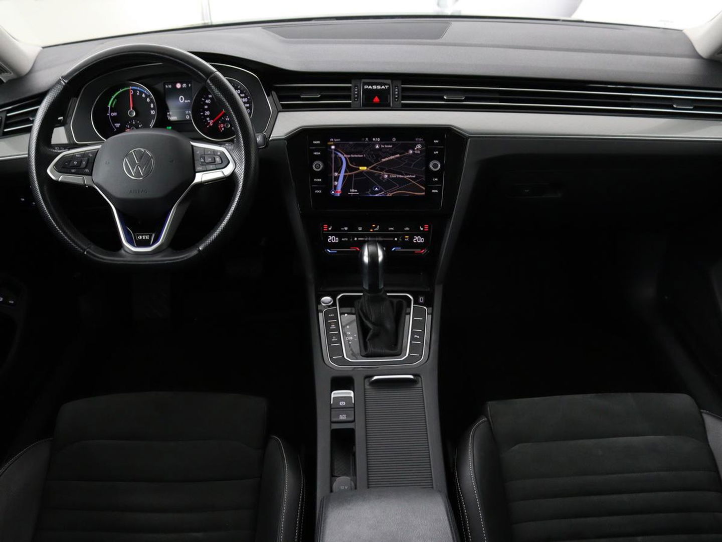 Volkswagen Passat 1.4 TSI GTE | Stoel & stuurverwarming | Camera | Carplay | Trekhaak | Adaptive cruise | Standkachel | Navigatie | Full LED