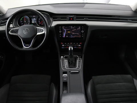Volkswagen Passat 1.4 TSI GTE | Stoel & stuurverwarming | Camera | Carplay | Trekhaak | Adaptive cruise | Standkachel | Navigatie | Full LED