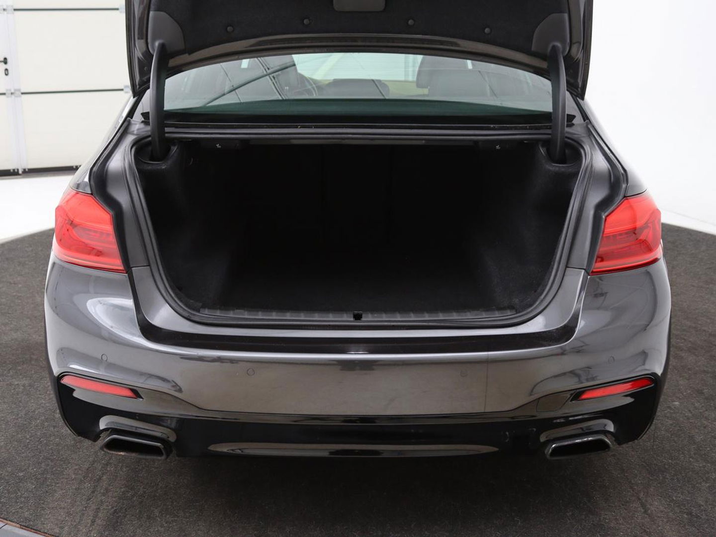 BMW 5 Serie 520i High Executive M-Sport | Trekhaak | Leder | Cruise Control | Navigatie | Stoelverwarming | LED | LMV 20