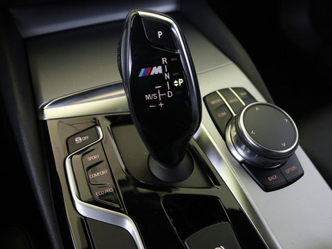 BMW 5 Serie 520i High Executive M-Sport | Trekhaak | Leder | Cruise Control | Navigatie | Stoelverwarming | LED | LMV 20