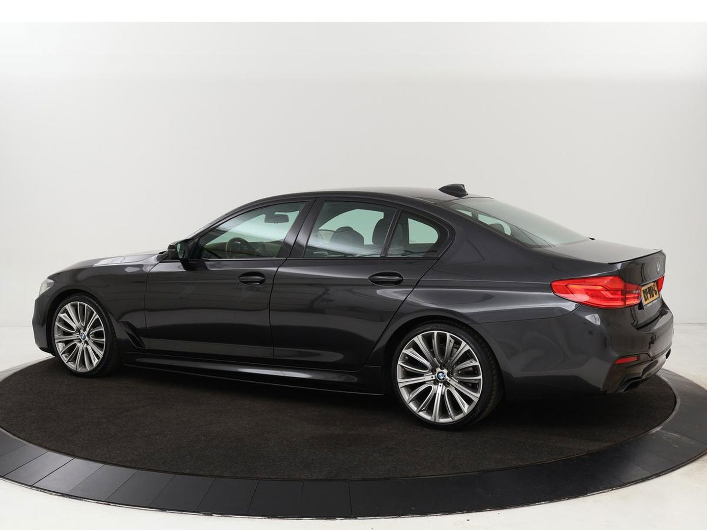 BMW 5 Serie 520i High Executive M-Sport | Trekhaak | Leder | Cruise Control | Navigatie | Stoelverwarming | LED | LMV 20