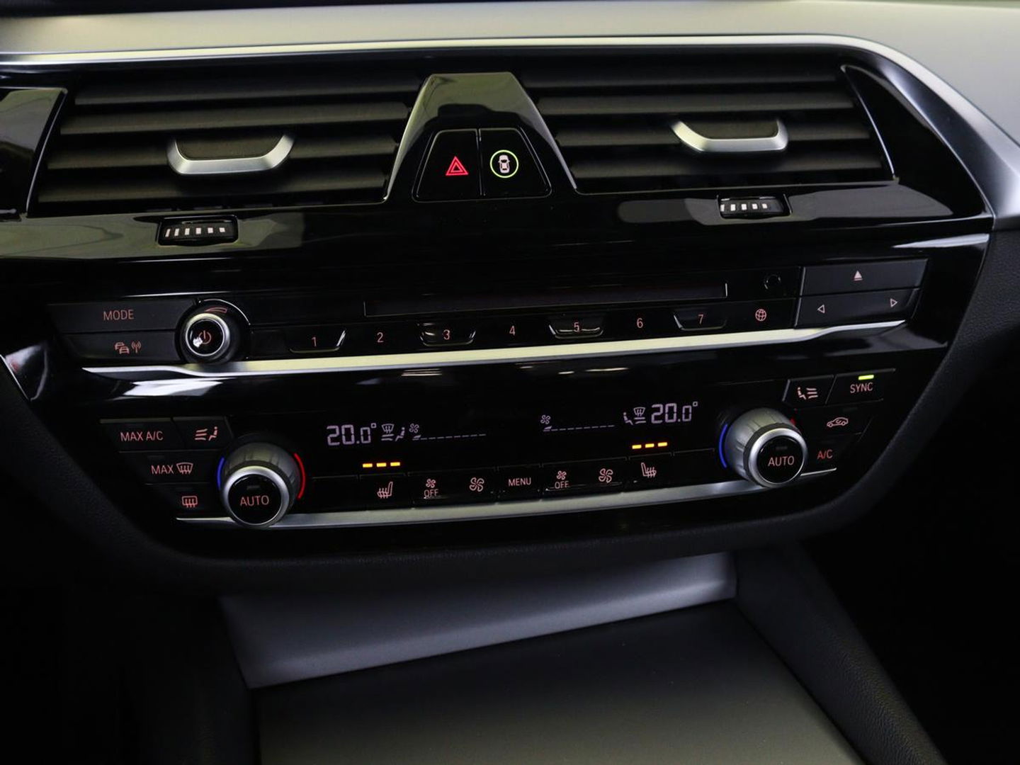 BMW 5 Serie 520i High Executive M-Sport | Trekhaak | Leder | Cruise Control | Navigatie | Stoelverwarming | LED | LMV 20